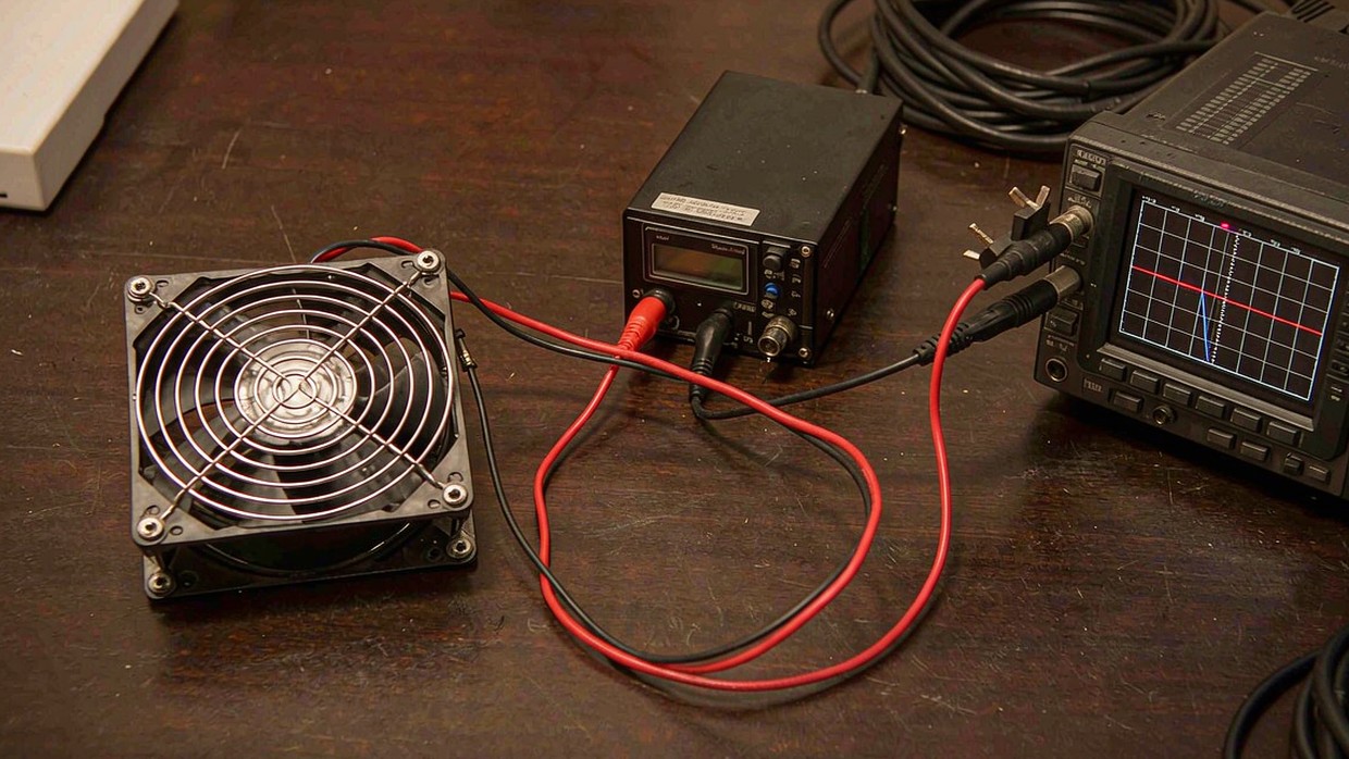 Bench setup measuring DC cooling fan startup voltage and current with an oscilloscope